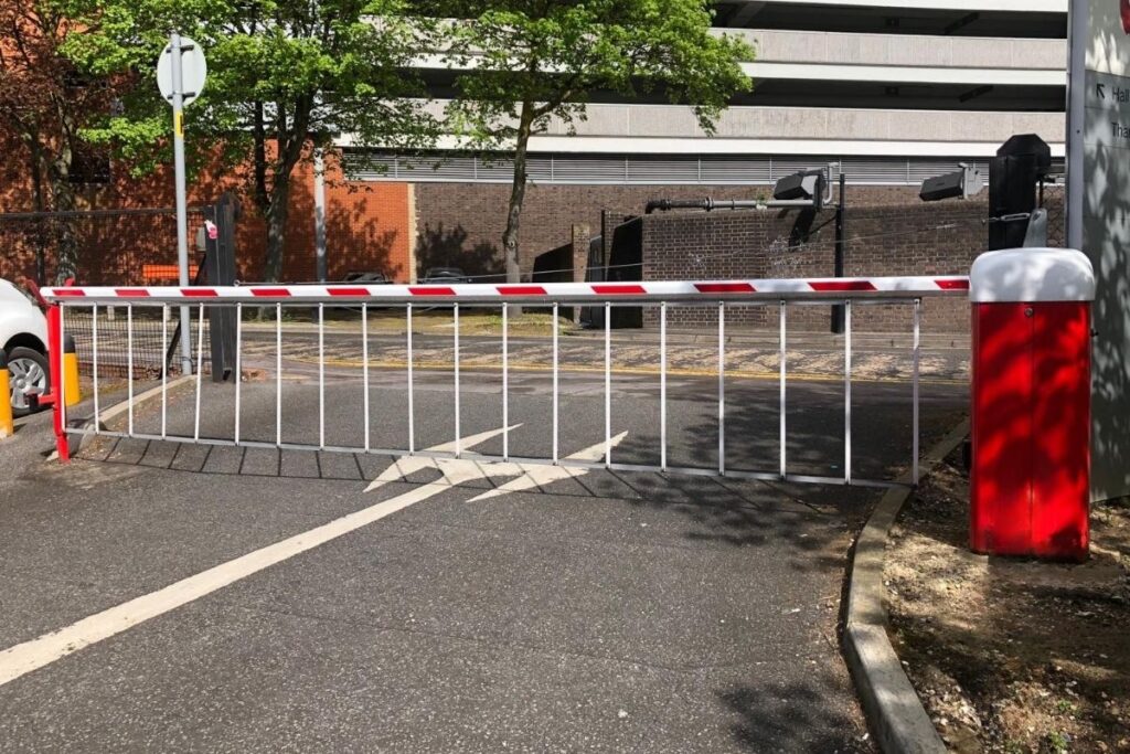 Automatic traffic barrier installation repair service London Hertfordshire Midlands – Industrial Gates and Barrier Systems